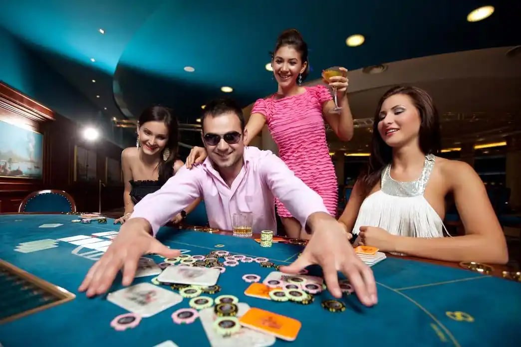 Dealer kasino profesional sedang menangani permainan live casino secara langsung